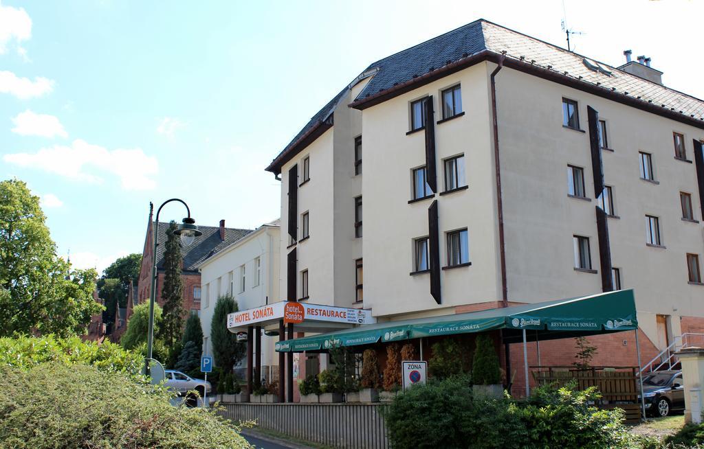 Hotel Sonata ฮราเดซ นาด โมราวิซี ภายนอก รูปภาพ