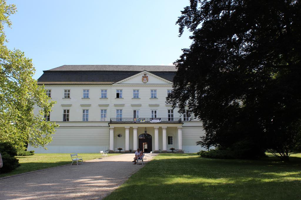 Hotel Sonata ฮราเดซ นาด โมราวิซี ภายนอก รูปภาพ