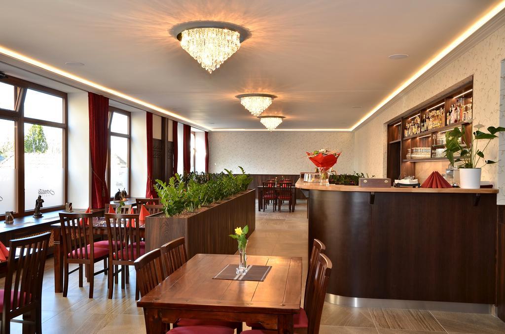 Hotel Sonata ฮราเดซ นาด โมราวิซี ภายนอก รูปภาพ